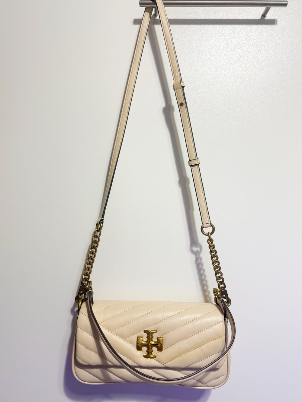 Tory Burch Cream Quilted Shoulder Bag with Gold Logo - Picture 6 of 6